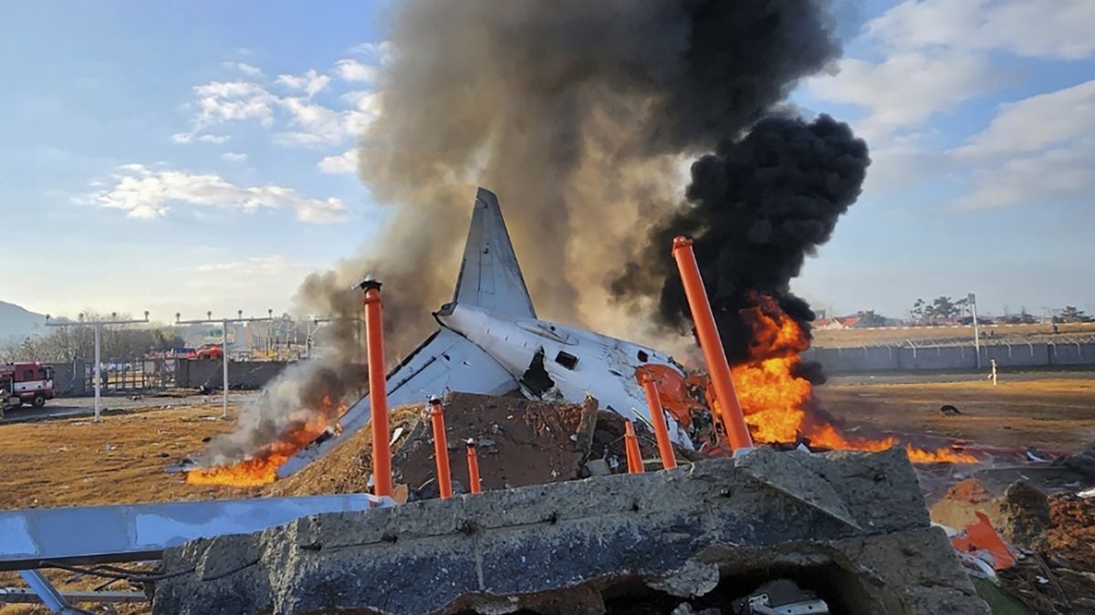 Dva přeživší. Po nepovedeném přistávacím manévru letadla v Jižní Koreji zahynulo 179 osob