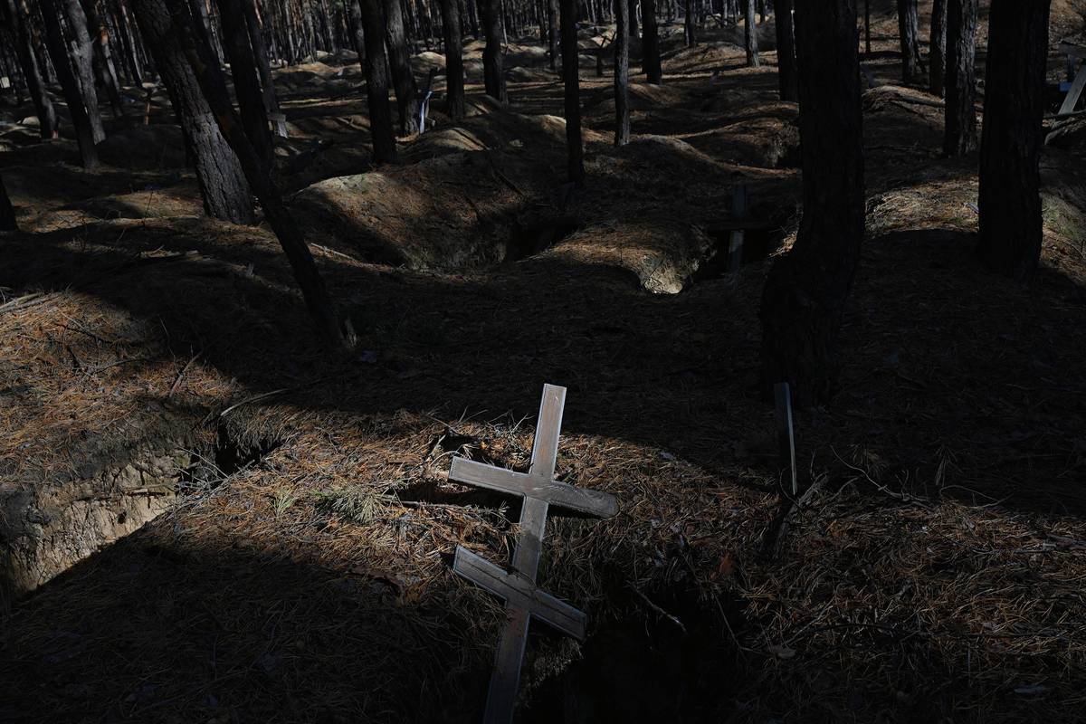 Masové hroby v Izjumu. Během půlroční ruské okupace tu bylo pohřbeno 414 ukrajinských civilistů. 215 mužů, 195 žen a 5 dětí.