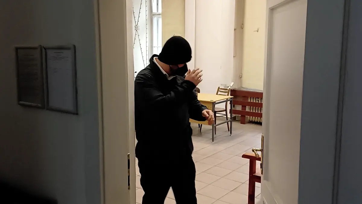 Soud výrazně snížil odškodné policistkám, které jejich kolega natáčel ve sprchách - Novinky