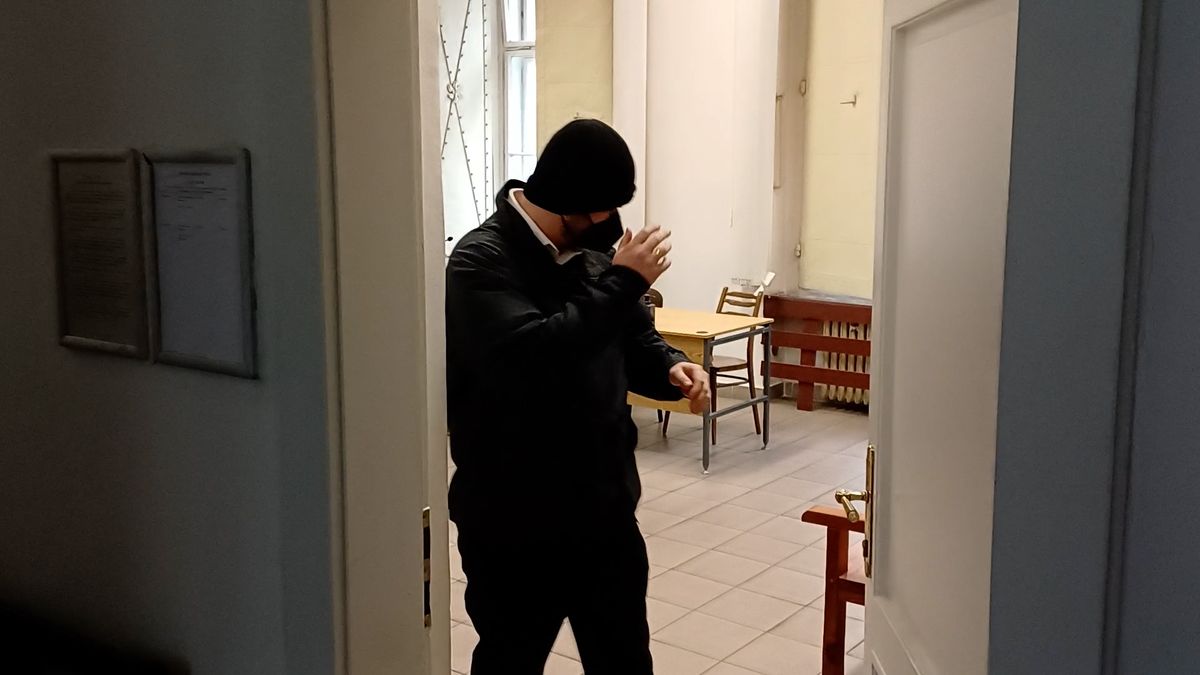 Soud výrazně snížil odškodné policistkám, které natáčel jejich kolega ve sprchách