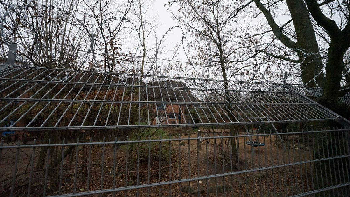 Mateřská škola v Hamburku se chrání ostnatým drátem