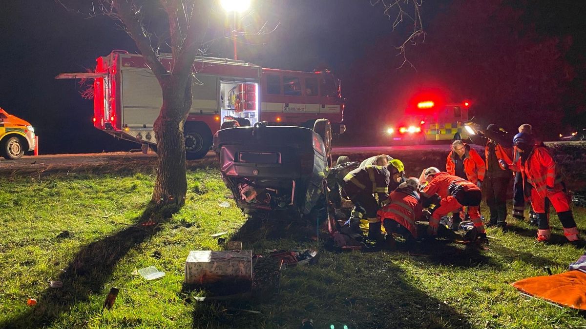 Řidič škodovky na Písecku vylétl ze silnice a narazil do stromu. Hasiči ho museli z vraku vyprostit