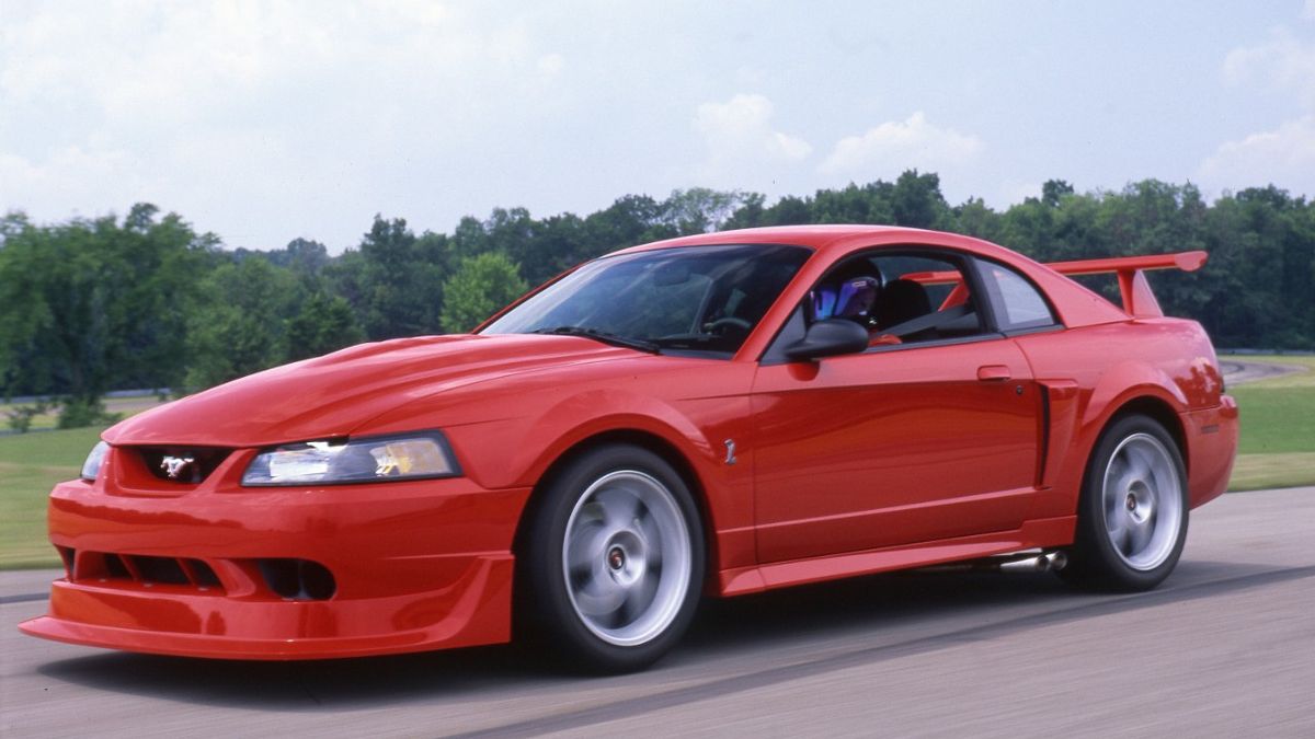 Auto v USA projelo do showroomu, odnesl to velmi vzácný Ford Mustang