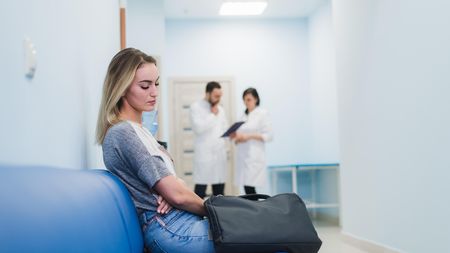 Nesedí datum, ani vyšetření. Žena si stěžovala na divné vykazování péče, komora manipulaci potvrdila