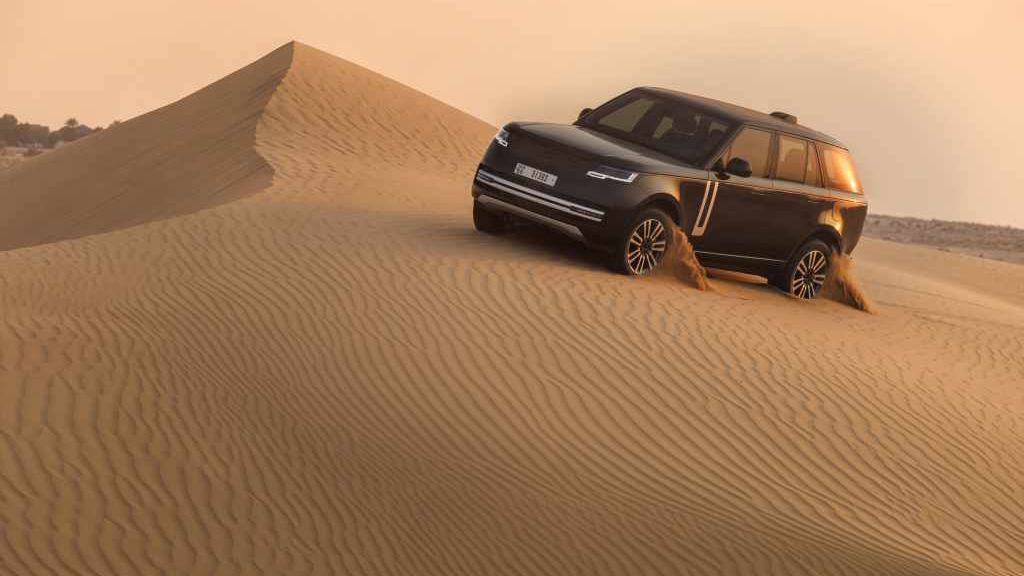 První elektrický Range Rover už obstál i v pouštním testu