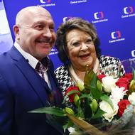 Kytici jí přinesl zpěvák Michal David.