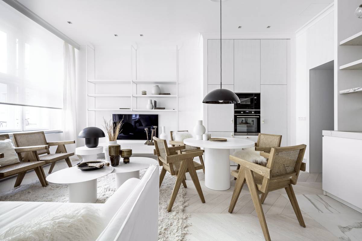 Z masivního dřeva jsou vyrobeny ikonické židle s područkami, které už v roce 1950 navrhl bratranec věhlasného architekta Le Corbusiera Pierre Jeanneret pro soudní budovu Chandigarh v Indii.