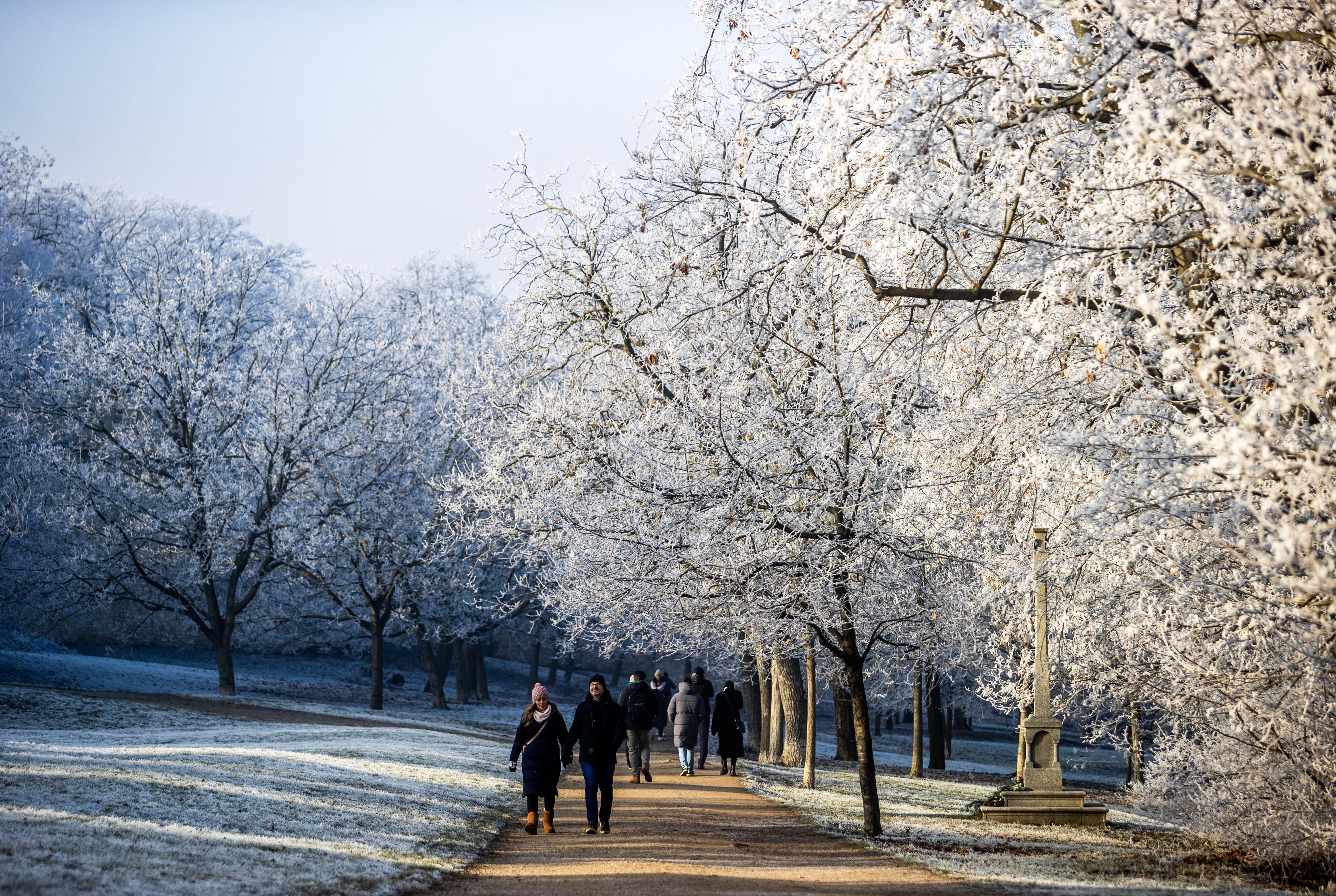 Mrazivý týden začíná studenou frontou. Ranní teploty klesnou až k −7 °C