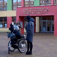 Mia před školou, kam má nastoupit.