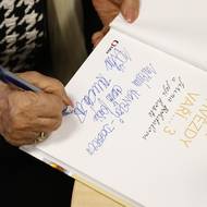 Součkovi napsala do knihy věnování.