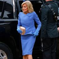 Jill Bidenová při příjezdu na korunovaci krále Karla III. 