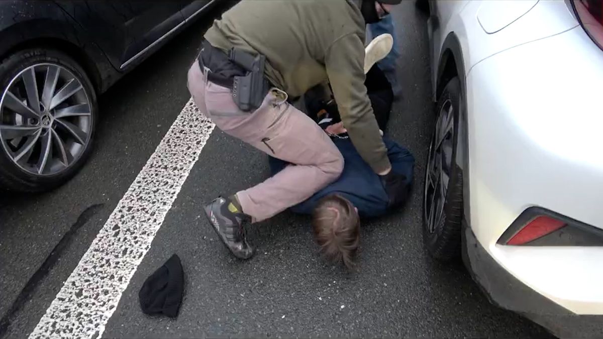 Nelegální bankou svištěly v ČR na černo stovky milionů, gang zadržela URNA