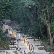 V centrální části parku je schodiště překonávající výškový rozdíl 30 metrů.