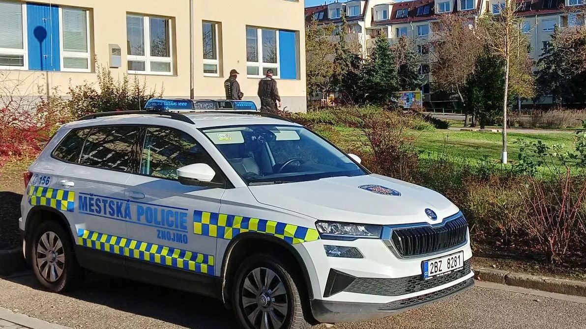 Policie obvinila z loupeže 15letého chlapce, který obtěžoval děti u školy ve Znojmě
