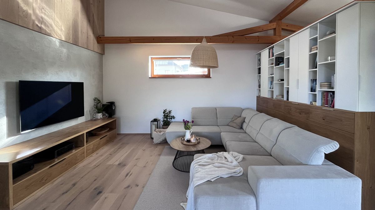 Neútulné bydlení proměnila bytová designérka na krásný domov se sedacím oknem a rustikální kuchyní