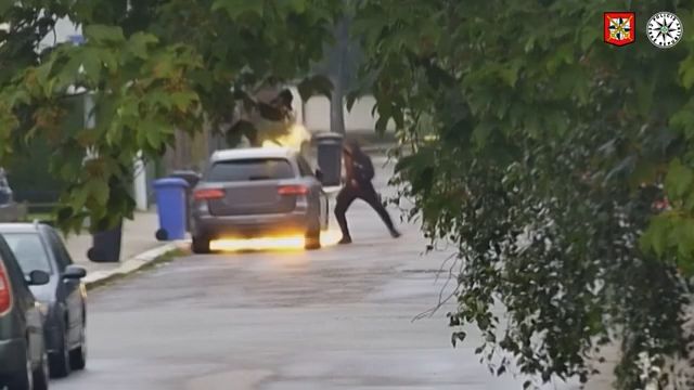 Žhář v Ústí nad Orlicí zapálil mercedes, natočila ho kamera