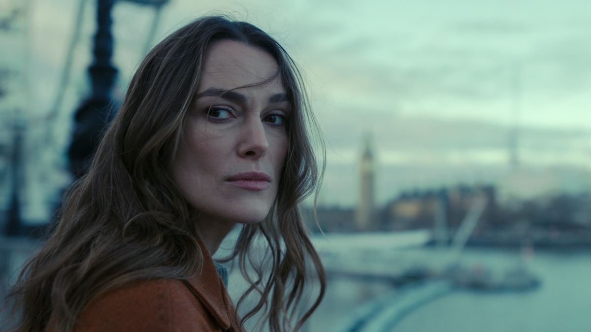 Keira Knightleyová pátrá po vrahovi svého milence v minisérii Černá holubice