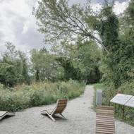 V jižní části parku jsou lehátka. Když sem zasvítí sluníčko, máte pocit, že se nacházíte ve Středomoří.