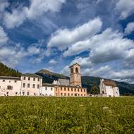 Klášter sv. Jana byl údajně založen samotným Karlem Velikým.