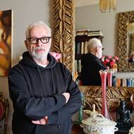 „Nemám manželku, děti, vnoučata, chatu, labradora, dron, bazén a já nevím, co všechno lidi maj, a potřebují proto velký byt. Mně malý byt stačí a nemusím pořád uklízet.“