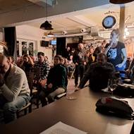 Obecenstvo v klubu Déčko v Chebu se po promítnutí dokumentárního snímku zapojilo do besedy