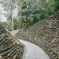 Podél některých chodníků vyrostly ručně zhotovené podpůrné stěny.