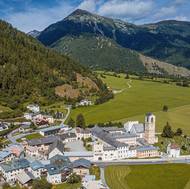 Stejnojmenná vesnice láká na klášter pod záštitou UNESCO i další zajímavosti.