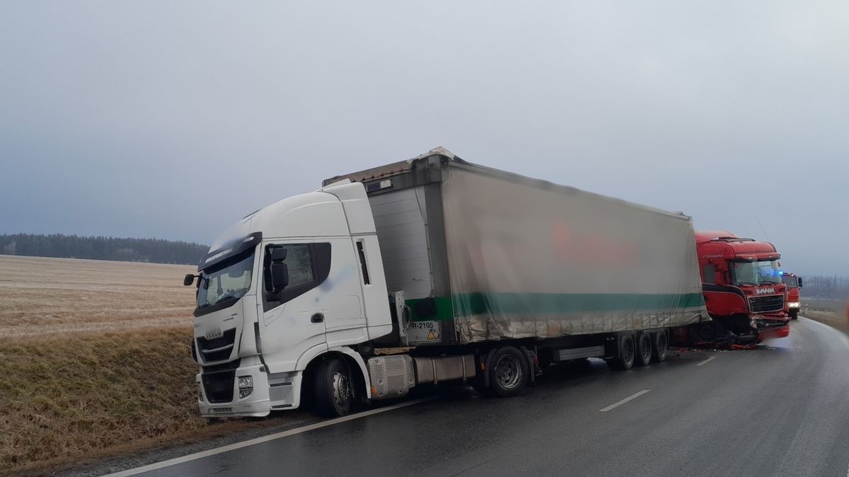 Ledovka potrápila chodce i řidiče