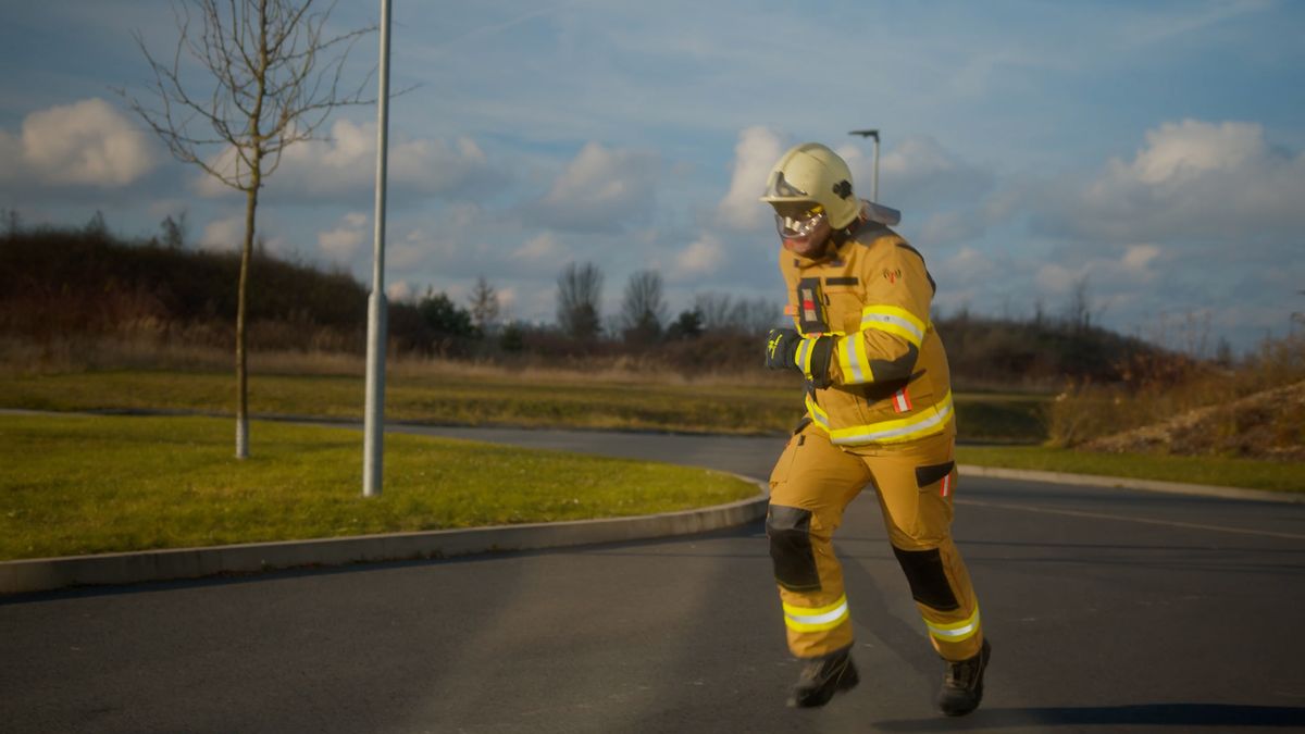 Špičková výstroj pro hasiče i záchranáře. Chytré rukavice a boty budou do tří let na trhu