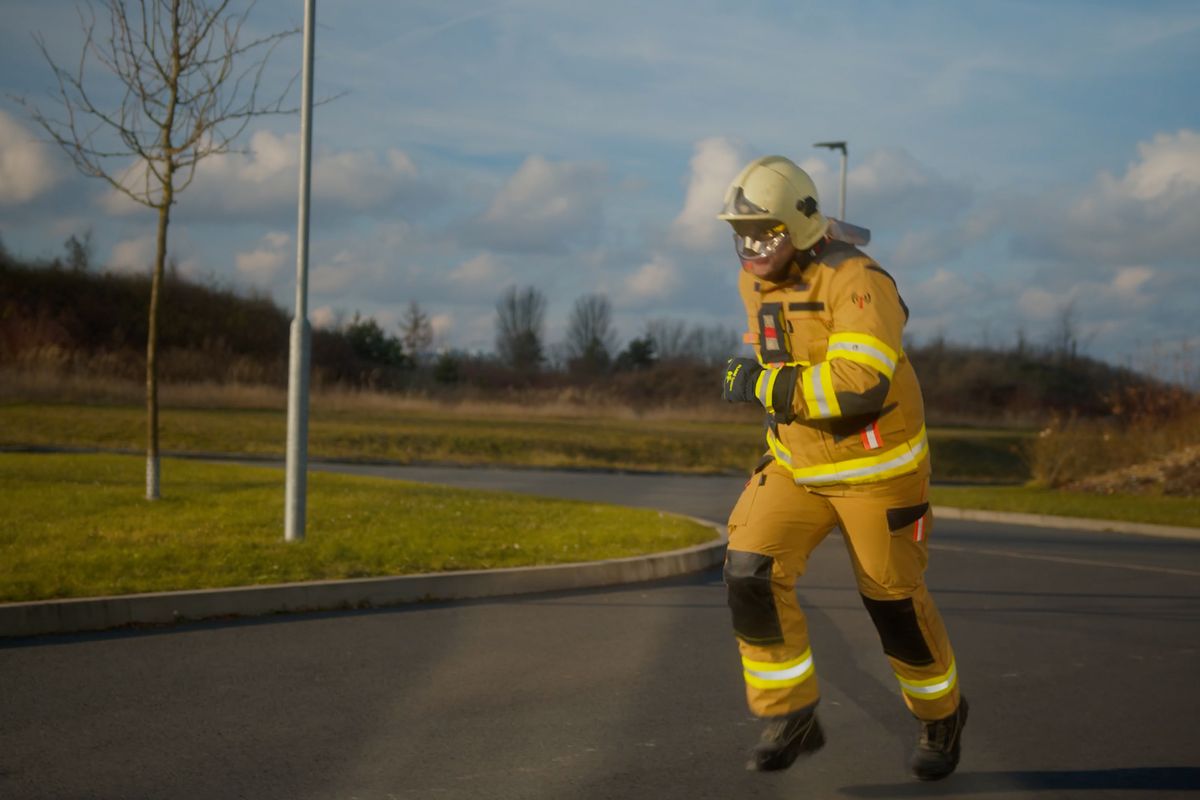 Špičková výstroj pro hasiče i záchranáře. Chytré rukavice a boty budou do tří let na trhu