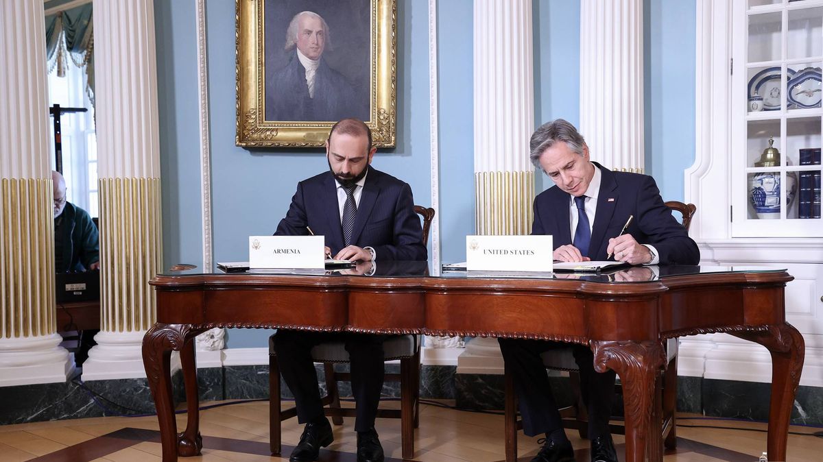 USA a Arménie podepsaly strategické partnerství. Amerika se snaží šířit svůj vliv, běduje Peskov