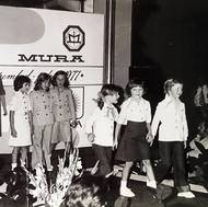 První modelingové kroky. Snímek z roku 1977 byl pořízený v Radenci ve Slovinsku. Sedmiletá Melania (druhá zprava) na módní přehlídce továrny Jutranjka, textilky, kde pracovala její maminka. V životopisech později Trumpová uváděla, že její maminka byla designérkou dětských oděvů, ve skutečnosti ovšem v továrně pracovala jako švadlena.