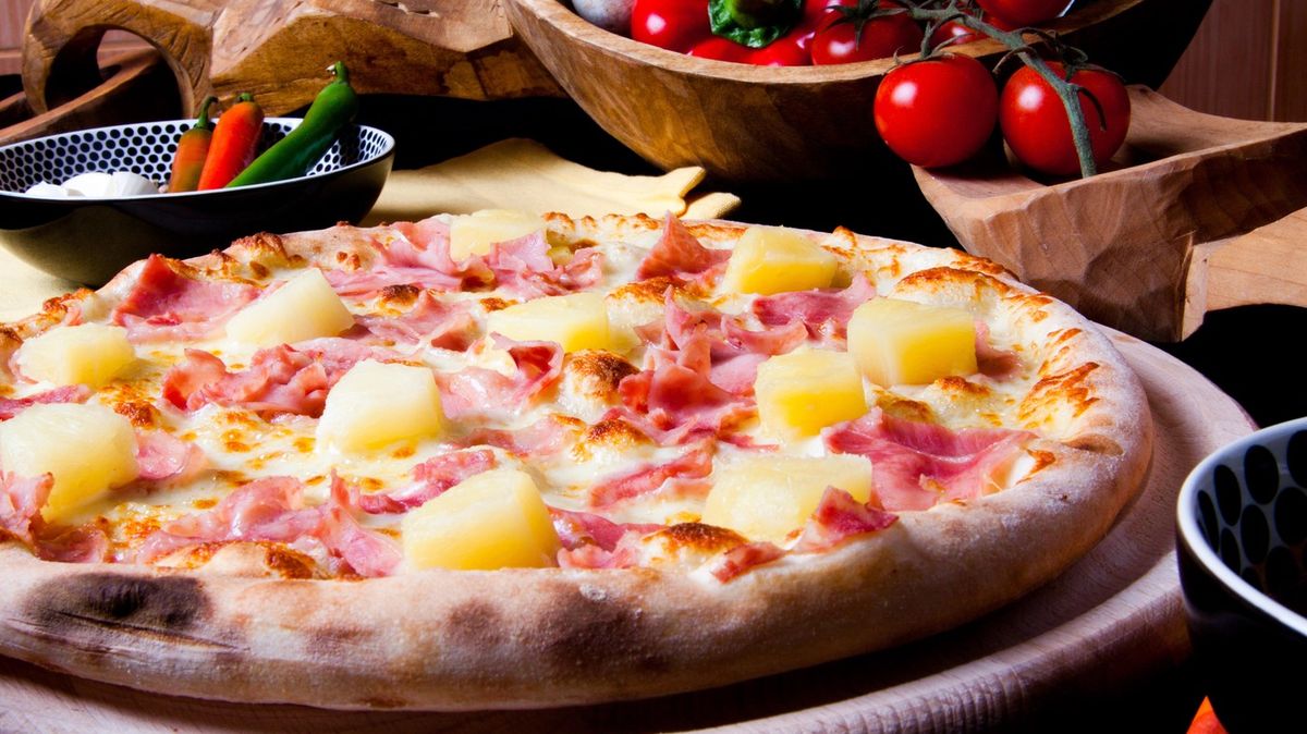 Ananas na pizzu nepatří, vzkazuje restaurace. Účtuje si za něj skoro tři tisíce
