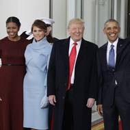 Prezident Barack Obama a první dáma Michelle Obamová vítají nově zvoleného prezidenta Donalda Trumpu s manželkou v Bílém domě, 20. 01. 2017