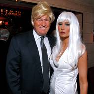 Manželé Trumpovi  v maskách na párty v roce 2006 v New Yorku