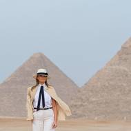 Stylově oblečená se v roce 2018 v roli první dámy vypravila k egyptským pyramidám.