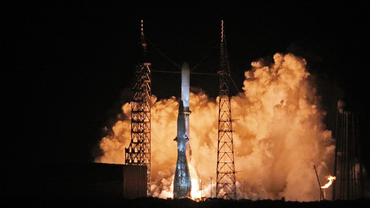億万長者ベゾス氏の新型宇宙ロケットが初打ち上げ