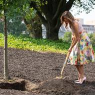 Vždy perfektní. Melania Trumpová na vysokých jehlových podpatcích při sázení dubu u Bílého domu v roce 2018