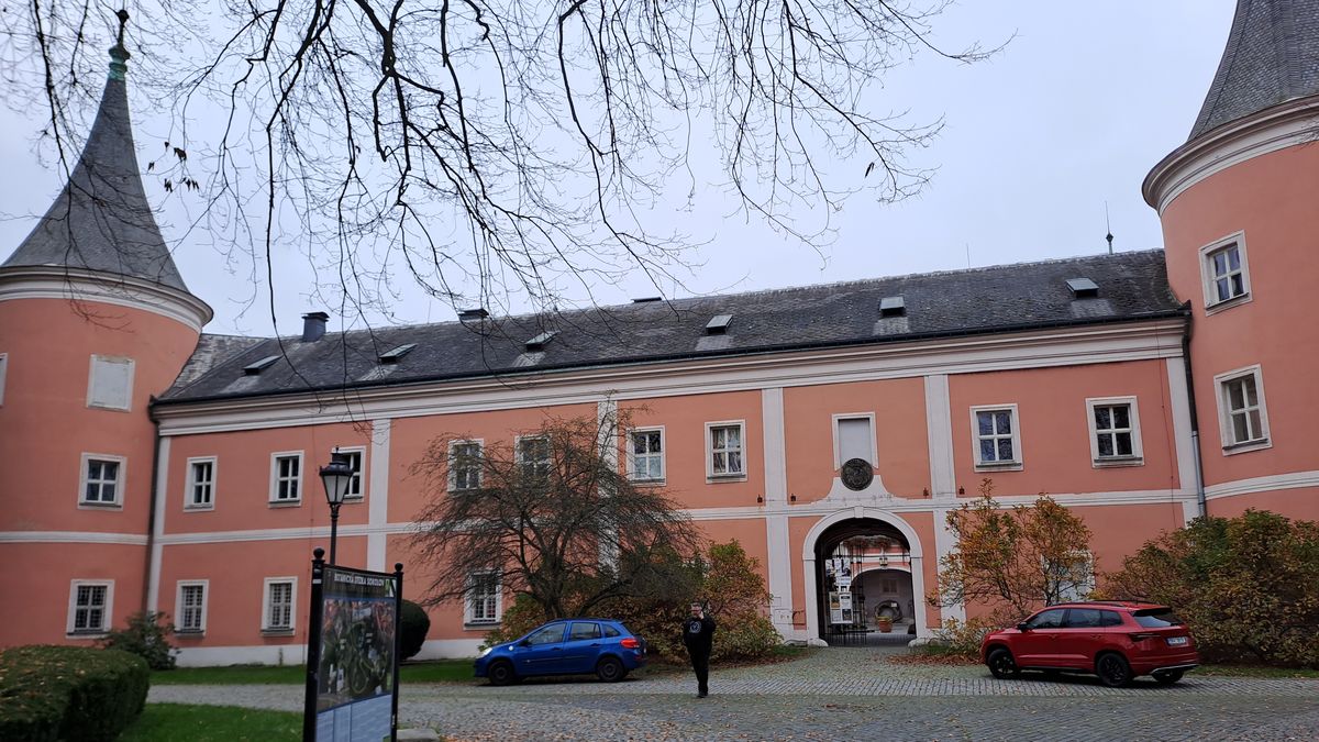 Na místě sokolovského zámku zřejmě stávala kruhová vodní tvrz. Archeologický průzkum pokračuje