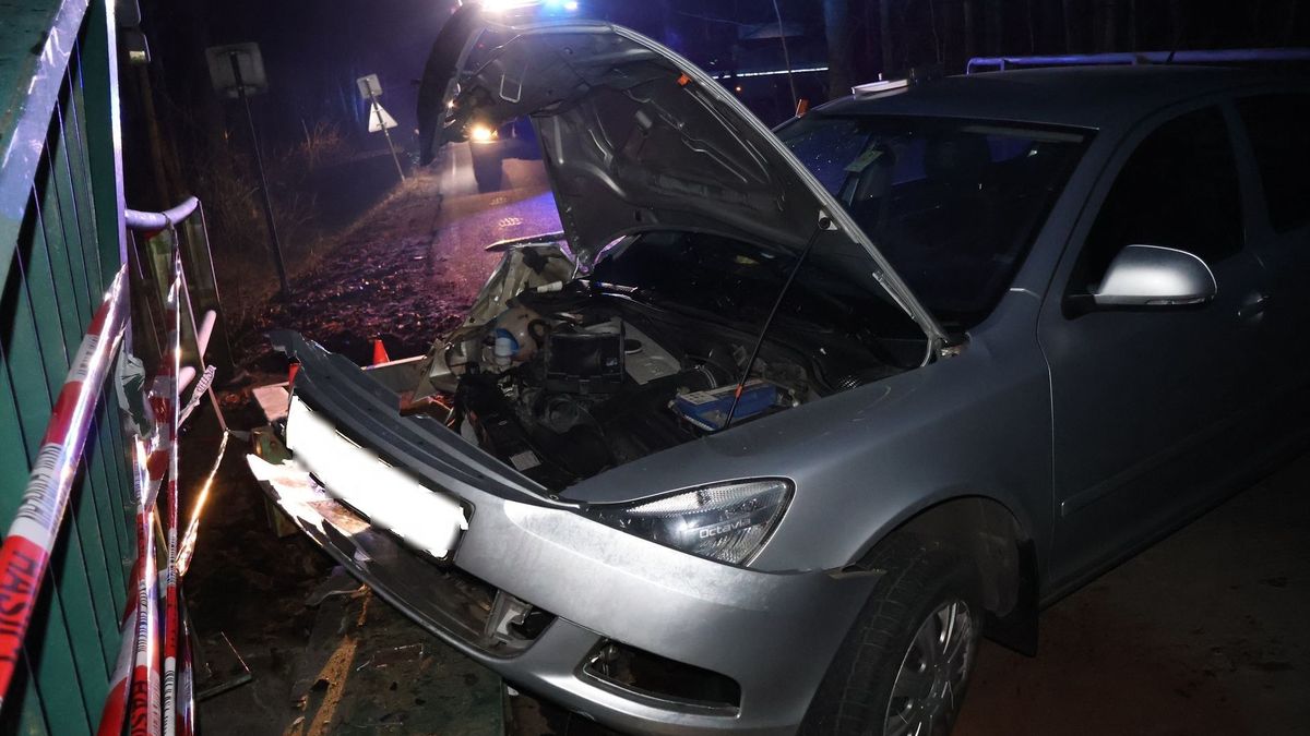 Opilý řidič škodovky nezvládl na Olomoucku přejet most a skončil v nemocnici