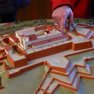 „A tady dožíval,“ ukazuje „herec“ na modelu Špilberku.