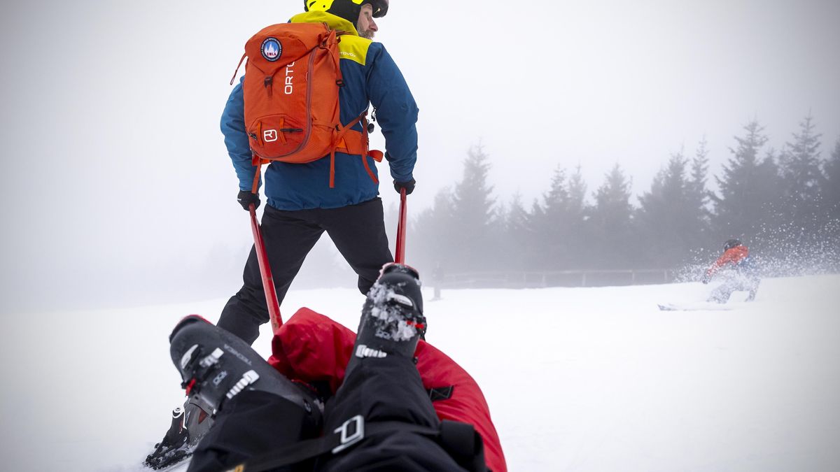 Bezvládně ležícího lyžaře na Ještědu objevili záchranáři jen díky náhodě