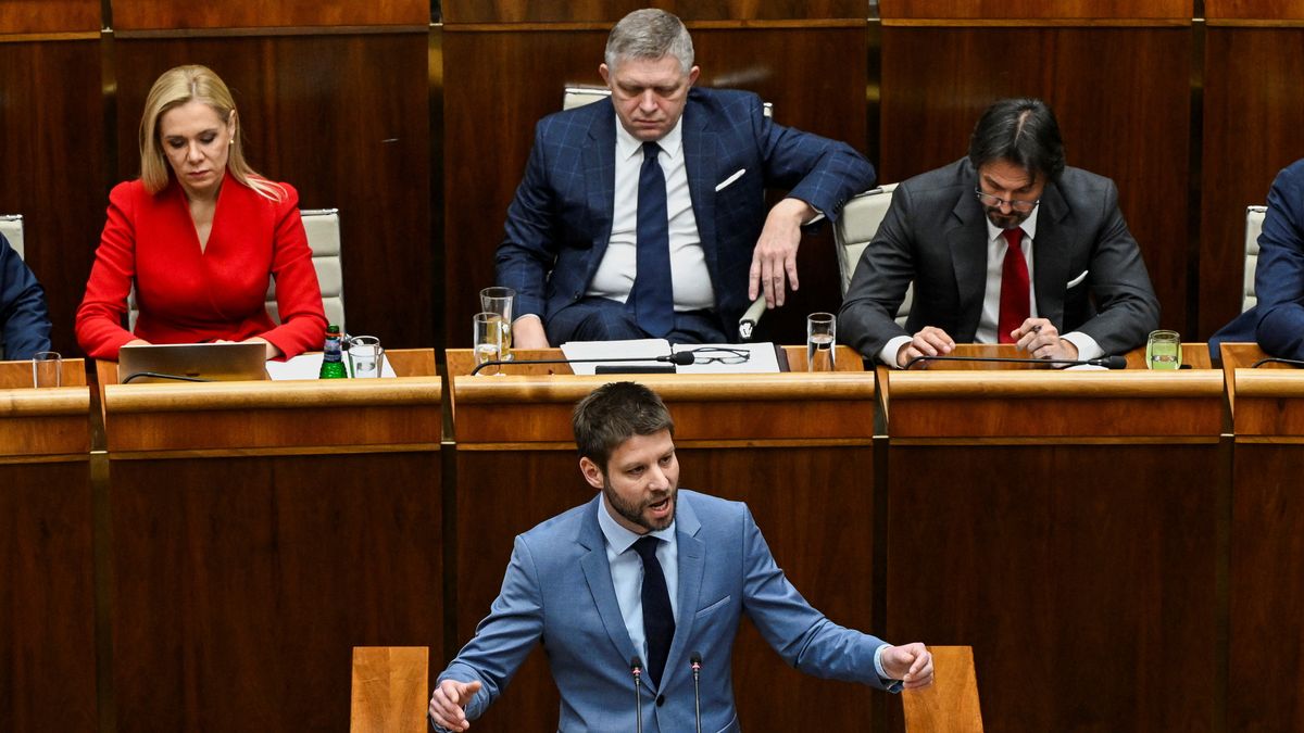 Fico chce rušit nedělní televizní diskuse, s šéfem opozice si vyměňují otevřené dopisy
