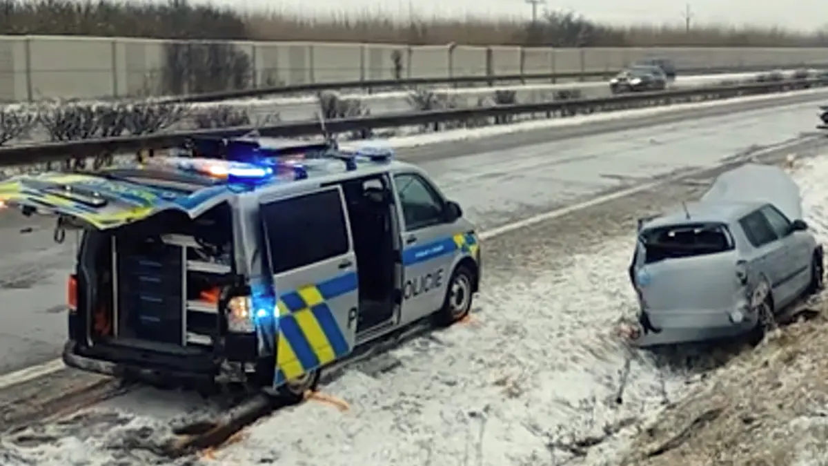 Kvůli smrti policisty na dálnici u Plzně obvinili řidičku. Hrozí jí 6 let