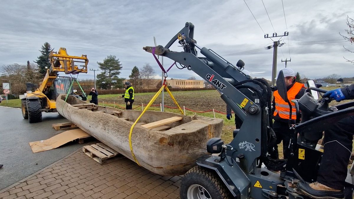 Překonat 1,5 metru vysoký schod. Replika neolitického člunu se stěhovala do nové expozice