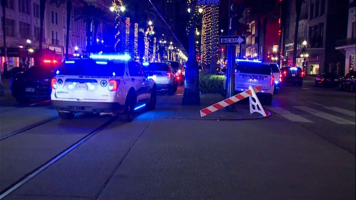 Nákladní auto najelo do davu v New Orleansu, patnáct mrtvých. Útočník měl vlajku Islámského státu