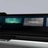 Kabina může nabídnout digitální prostředí s displeji přes celou palubní desku.