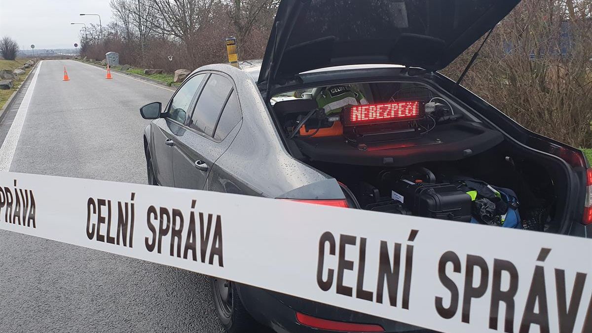 Pavel podepsal změny pro celníky i snížení důchodů komunistickým aparátčíkům