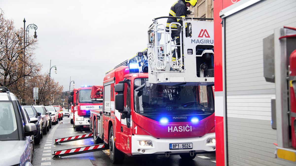 V Litvínovském paneláku hořel byt, hasiči evakuovali 53 lidí