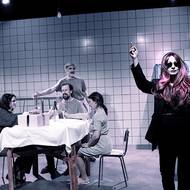 Antonie Formanová, Pavel Šimčík, Martin Myšička, Lada Jelínková a Anna Fialová ve hře Nitero. Jde o představení Dejvického divadla.